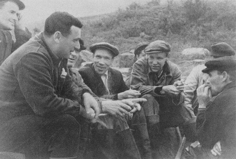 А Гитович с карельскими рыбаками Порог Вочаж 1948 Гитович както заметил - фото 14