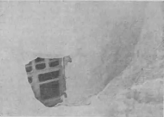 Яма в снегу для доступа спета и воздуха Дом завезенный на остров в 1926 - фото 13