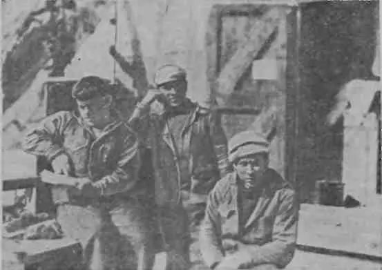 Званцев Старцев и Павлов отдыхают после работы в складе лето 1932 г - фото 30