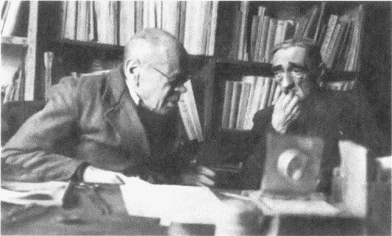 A M Ремизов и И С Шмелев Париж 1940е гг Столовая в квартире И С - фото 52