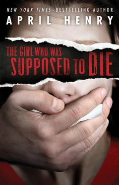 April Henry The Girl Who Was Supposed to Die обложка книги