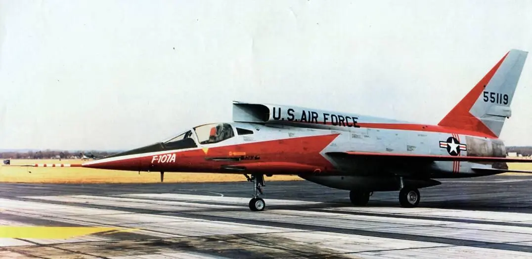 Второй опытный экземпляр истребителябомбардировщика North American F107A - фото 117