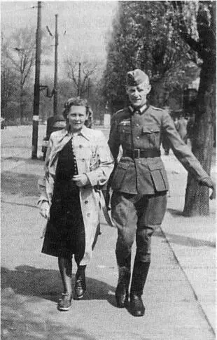 Автор со своей женой в январе 1944 г Даже ведущий австрийский социалдемократ - фото 1
