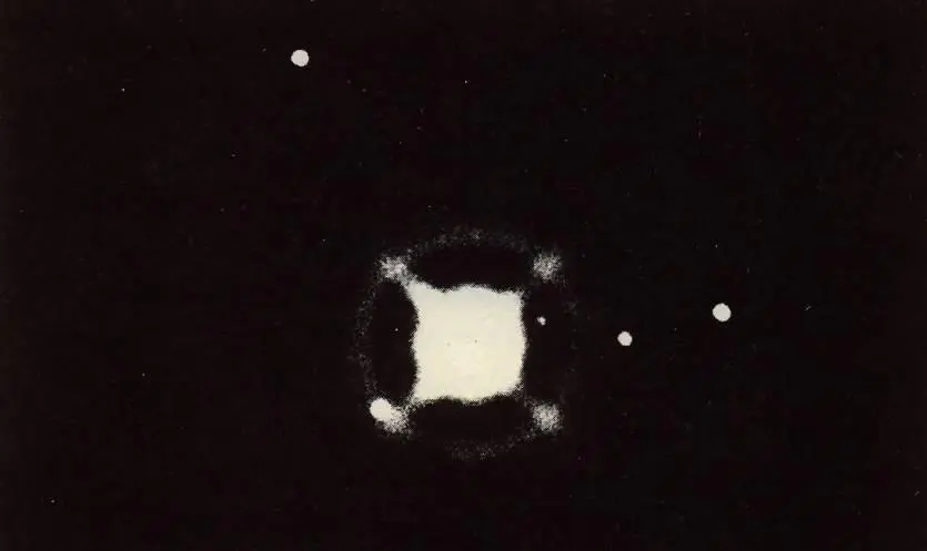 Uranus mit seinen fünf bekannten Monden Miranda der kleinste der Monde und - фото 30