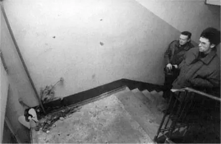 2 The aftermath of a murder in a St Petersburg stairwell late 1998 In the - фото 5