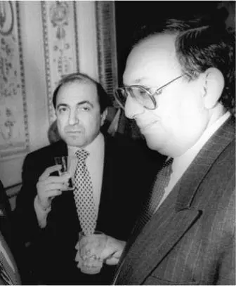 4 The oligarchs Boris Berezovsky left and Vladimir Gusinsky right mistook - фото 7