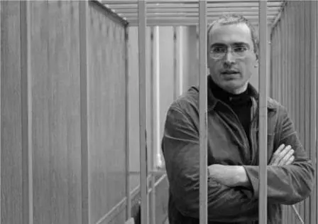 6 The billionaire Mikhail Khodorkovsky was arrested in October 2003 and - фото 9