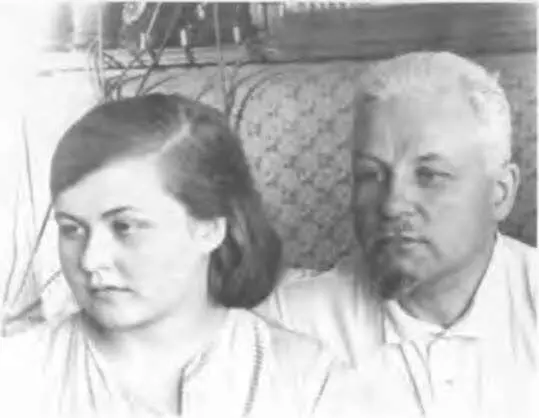Артур Артузов с дочерью В 30е годы возглавлял ИНО ОГПУ НКВД а затем - фото 6