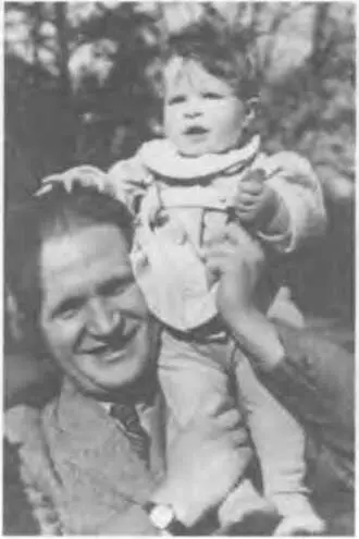 Арнольд Дейч с дочерью В истории разведки не было другого человека который бы - фото 13