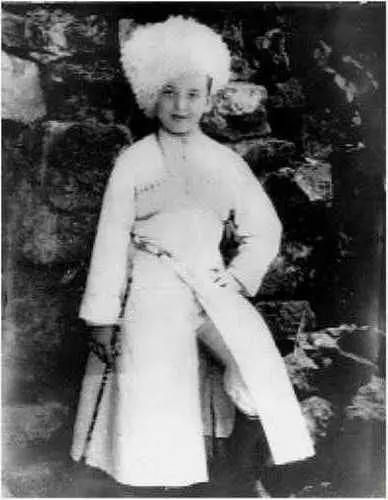 Лев Нусимбаум в возрасте шести лет в папахе Рождество в Баку 1913 год Лев - фото 2