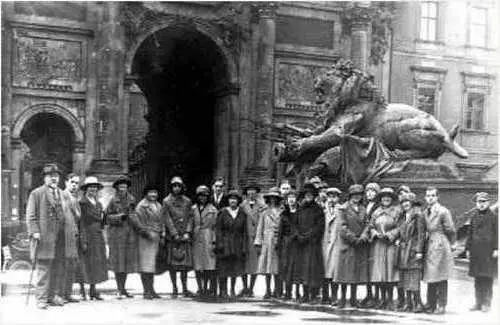 Класс Льва в русской гимназии в Шарлоттенбурге 1922 Лев Нусимбаум молодой - фото 9