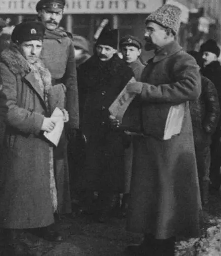 А В Луначарский с солдатами Декабрь 1917 г В рабочем кабинете 1918 г - фото 13