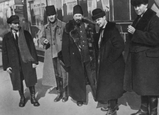 А В Луначарский осматривает агитпоезд 1919 г В И Ленин и А В - фото 16