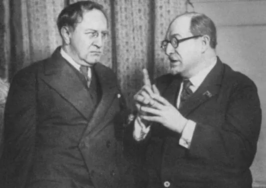 В И Качалов и А В Луначарский 1931 г А И Южин в роли Оливера - фото 25