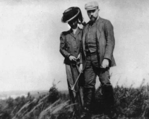 Н К Рерих и Е И Рерих во время раскопок на Валдае 1904 г Юрий слева и - фото 8