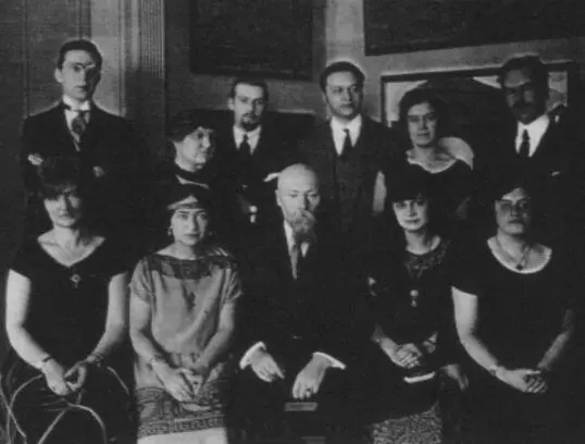 Н К Рерих в окружении сотрудников НьюЙорк 1920е гг Слева направо стоят - фото 14