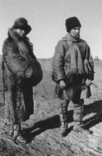 Е И Рерих и Ю Н Рерих во время ЦентральноАзиатской экспедиции 1927 г - фото 16