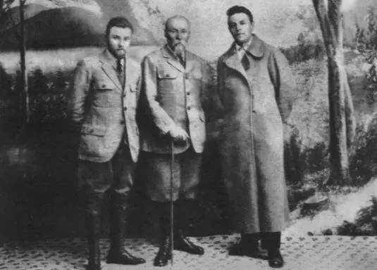 Ю Н Рерих Н К Рерих и советский консул В А Быстров Урумчи 1926 г К - фото 18