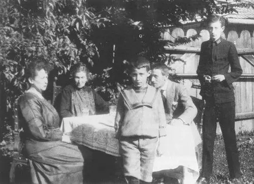 Родичі Бруно Шульца у прибудинковому садку на вулиці Флоріянській Зліва - фото 3