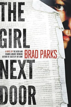 Brad Parks The Girl Next Door обложка книги