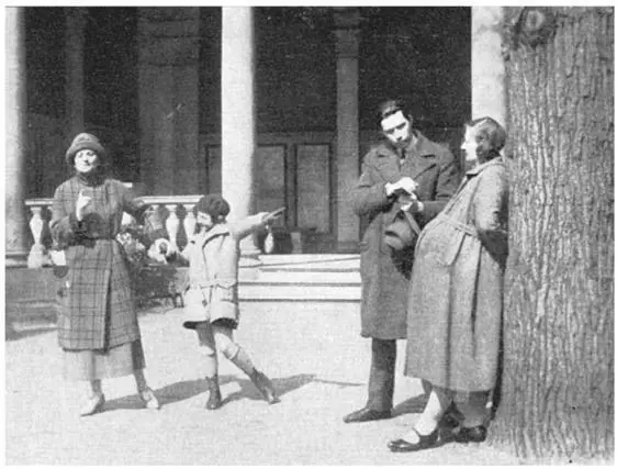Posed photograph of a Münzi Weimar Berlin had a large Jewish population - фото 53