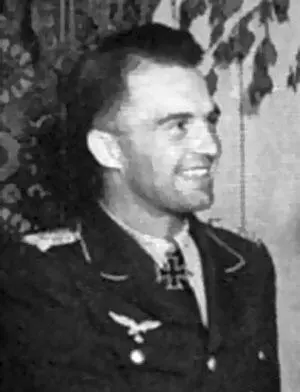 Гельмут Брук РК 491941 капитан авиации командир 1й эскадрильи 77й - фото 197