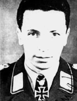 Карл Кеннель ЗГК лейтенант авиации командир самолета 2й группы 2й эскадры - фото 562