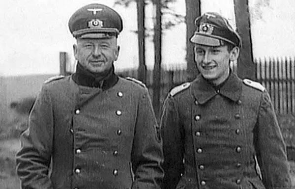 Эрих фон Манштейн с сыном Геро С началом советскогерманской войны корпус вошел - фото 794