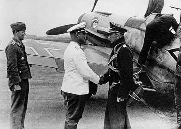 Мёльдерс по возвращении из боевого полета В нояб 1941 во время инспекционной - фото 890