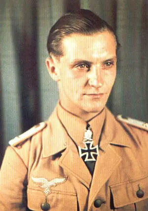 Ганс Иоахим Марсейль В 1942 возглавил 3ю эскадрилью Летал на самолете Ме109 - фото 895