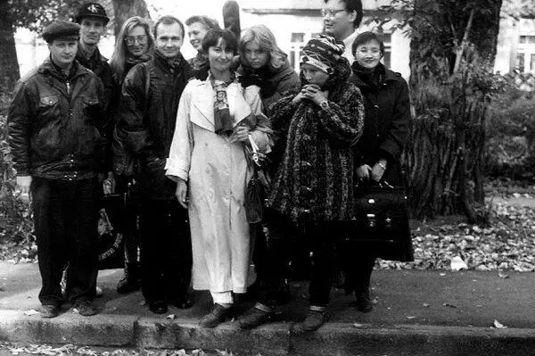 Могучая кучка основателей журнала МОЛОКО Во дворе Литинститута осень 1997 - фото 6