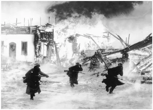 German troops rush through a burning Russian village in the early stages of the - фото 61