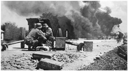 A German antitank gun crew in action in Russia in the summer of 1942 German - фото 63