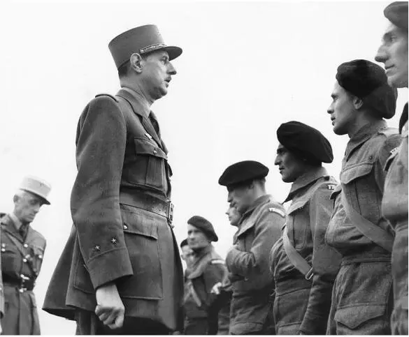 General Charles de Gaulle inspects French soldiers who escaped from German - фото 68