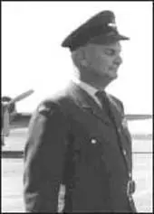 Flight Lieutenant Mac Geeringh The Queen Mother is seen here with AVM - фото 40