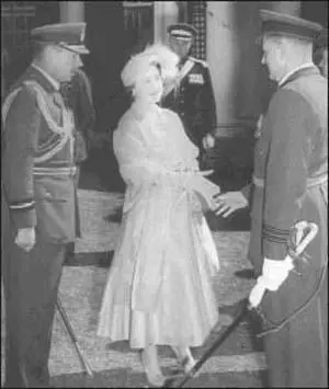 The Queen Mother is seen here with AVM Jacklin MajorGeneral Garlake and Wing - фото 41