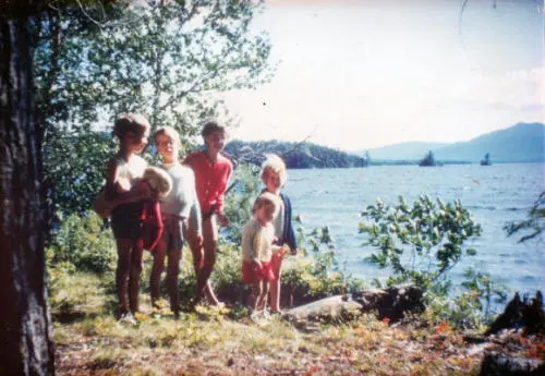 Hand is the oldest of five siblings in a very closeknit family This photo - фото 1