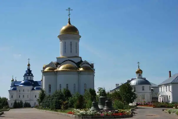 Монастырский дворик Слева голубая крыша Собора всех святых в центре - фото 7