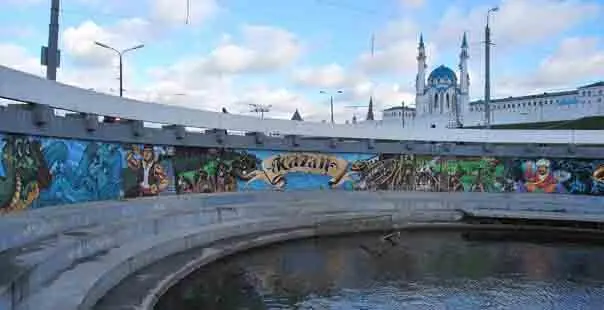 Летом 2012 года власти города организовали международный фестиваль уличных - фото 22