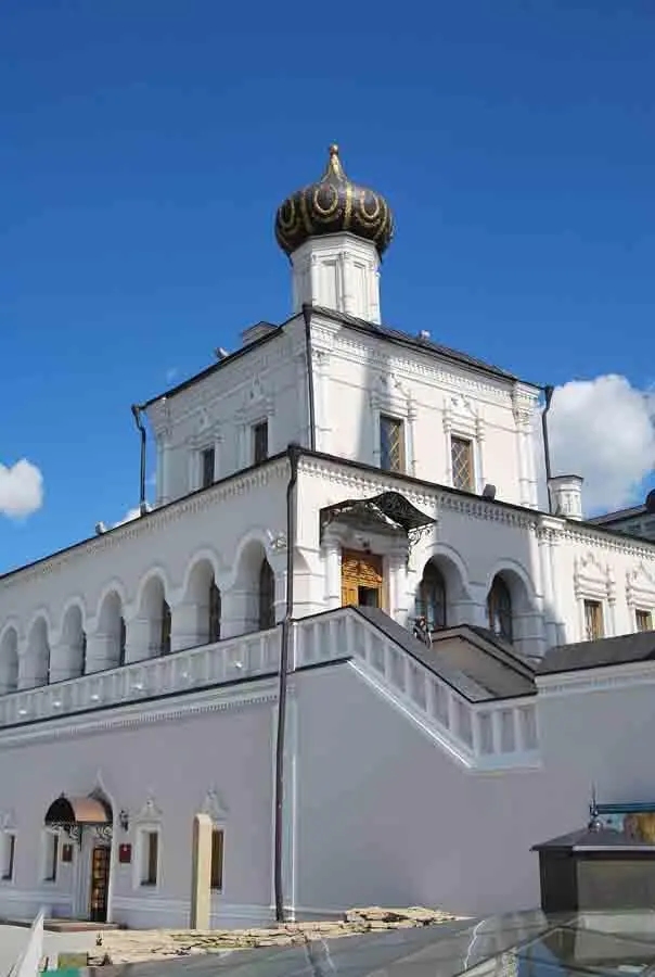 На переднем плане могилы ханского мавзолея украшенные исламским полумесяцем - фото 30
