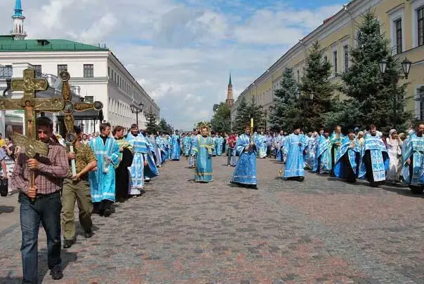 Во время крестного хода 21 июля 2012 года Слева здание военного училища - фото 39