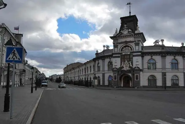 Улица Кремлевская начинается от Спасской башни кремля и заканчивается - фото 46