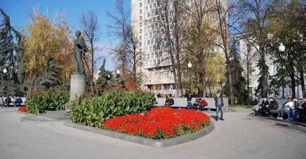 Сквер перед главным зданием университета студенты называют сковородка за - фото 60