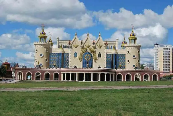 Сказочный замок кукольного театра открыт 1 марта 2012 года Слева мельница - фото 75