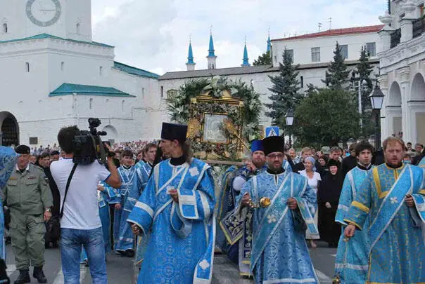Крестный ход с почитаемой Казанской иконой Божьей Матери на выходе из - фото 93