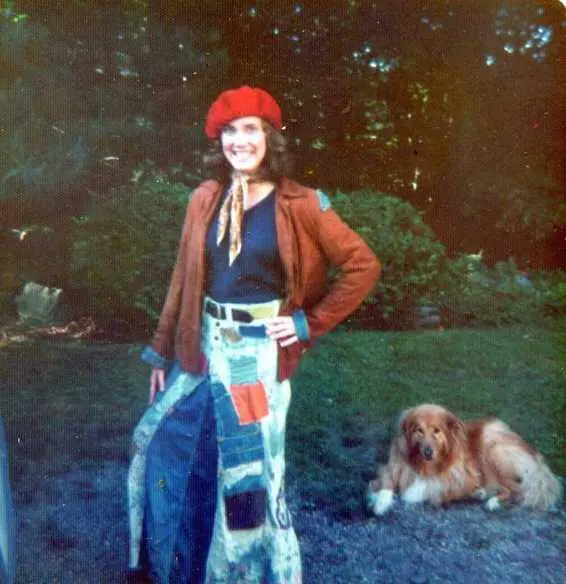 Hand in her driveway with her beloved family dog Cindy shortly before leaving - фото 7