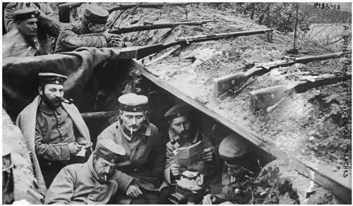 A quiet moment in the German trenches Various Mauser rifles lay in position - фото 50