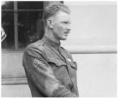 Above Sgt Alvin York after receiving the Medal of Honor Below Sgt York in - фото 57