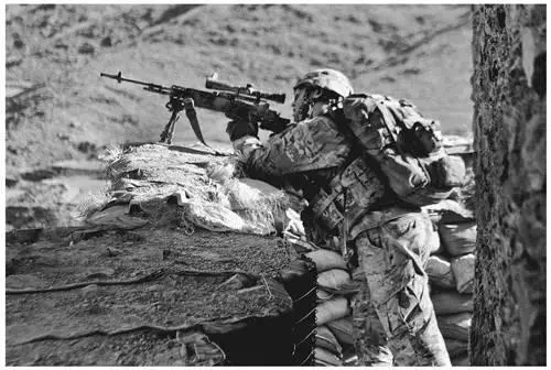 An M14 Enhanced Battle Rifle in the hands of a US Army soldier in Kunar - фото 84