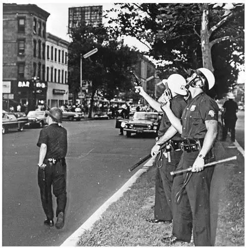 NYPD officers 1964 Library of Congress The granddaddy of the snubnosed - фото 89